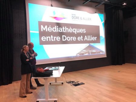 Visite d’élus à la médiathèque